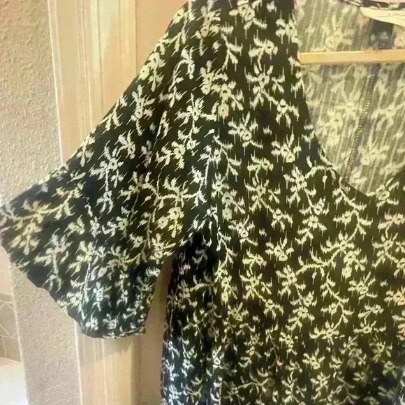Universal Threads black and white floral midi dress. Size Medium. - Picture 2 of 4
